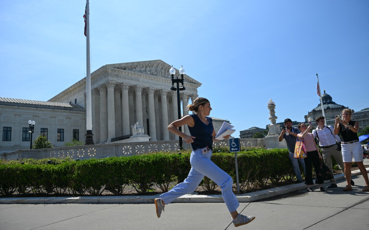 Corte Suprema de EE.UU. rechaza restringir el derecho a ciudadanía por nacimiento y batea orden de Trump