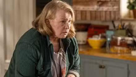 Elizabeth Saunders como Donna Raines secándose las manos ensangrentadas en el episodio 2 de la temporada 3