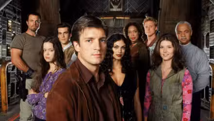Mal con el resto del elenco de Firefly detrás de él.