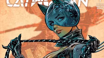 Portada de Absolute Catwoman con Batman reflejado