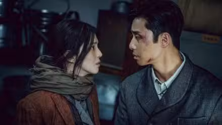 Los personajes principales se miran preocupados en el K-drama Gyeongseong Creature.