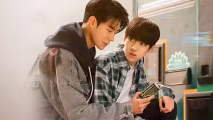 Dos hombres se agacharon frente a una máquina expendedora en el K-drama Semantic Error.