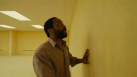 Chiwetel Ejiofor como Clark en la sala del espacio liminal en Backrooms
