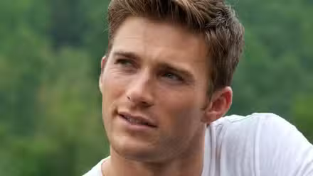 Luke Collins (Scott Eastwood) sonriendo en El viaje más largo.