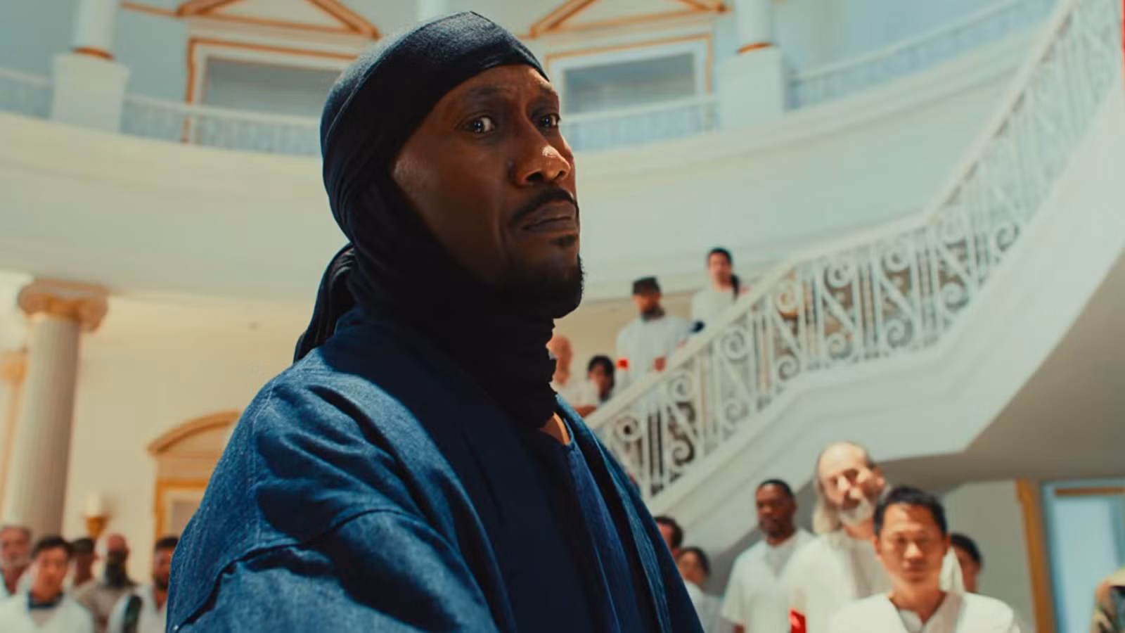 El nuevo thriller de acción con clasificación R de Amazon se revela en el primer tráiler de Gritty protagonizado por Mahershala Ali