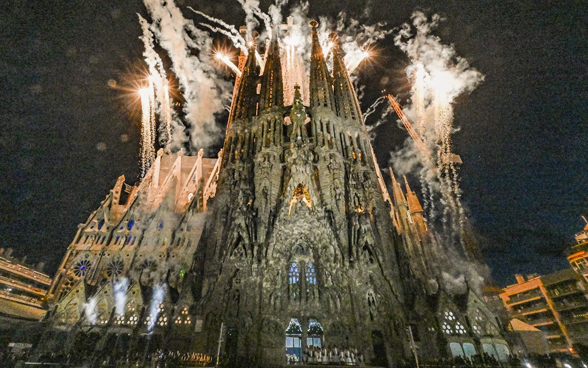 El papa bendice la Torre de Jesús de la Sagrada Familia en una espectacular celebración