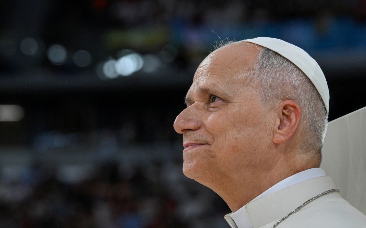 El papa en España | Se reúne con Bad Bunny, denuncia la violencia contra las mujeres y bendice ambulancias a Ucrania