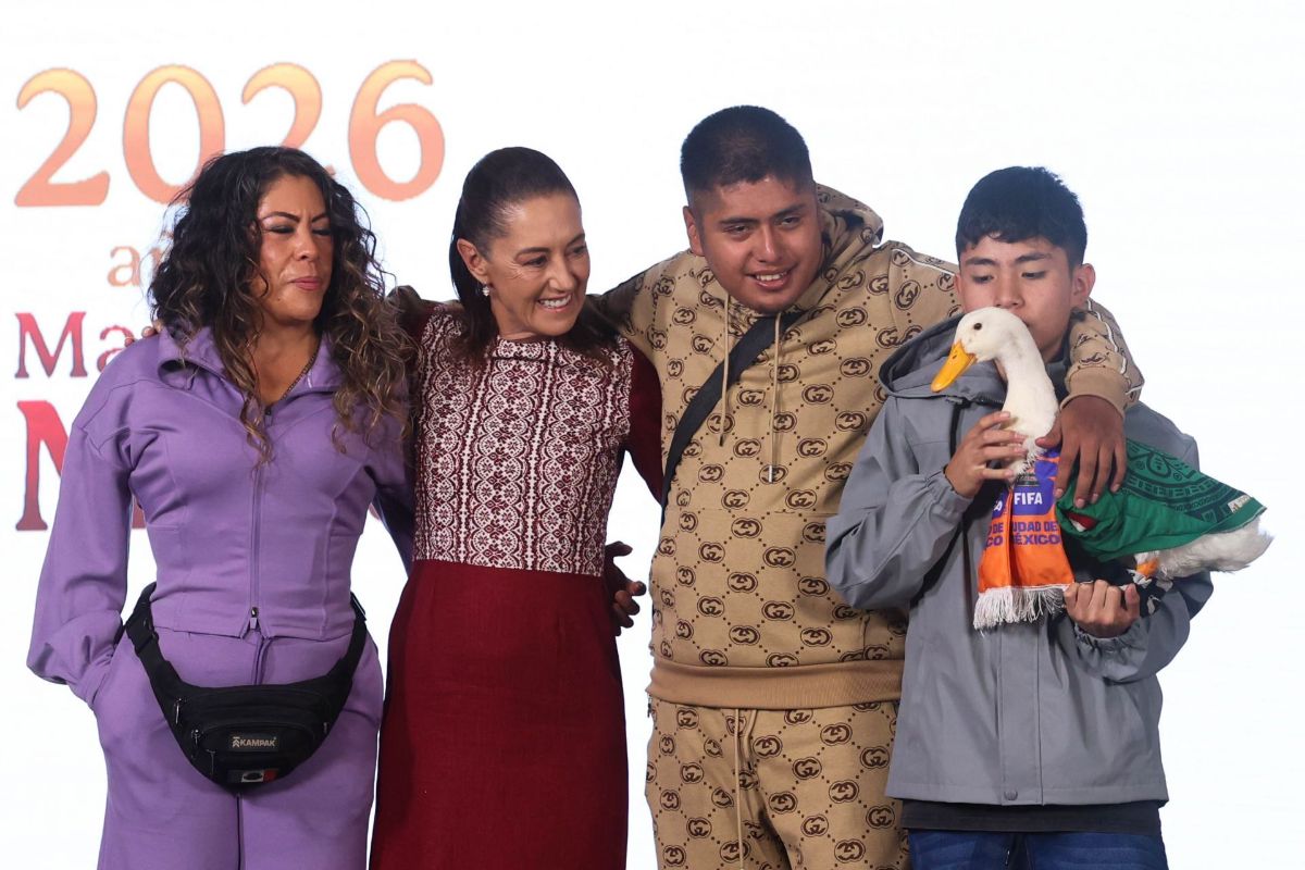 El pato Merlín visitó la mañanera, recibió halagos y le lanzó dos picotazos a la Presidenta