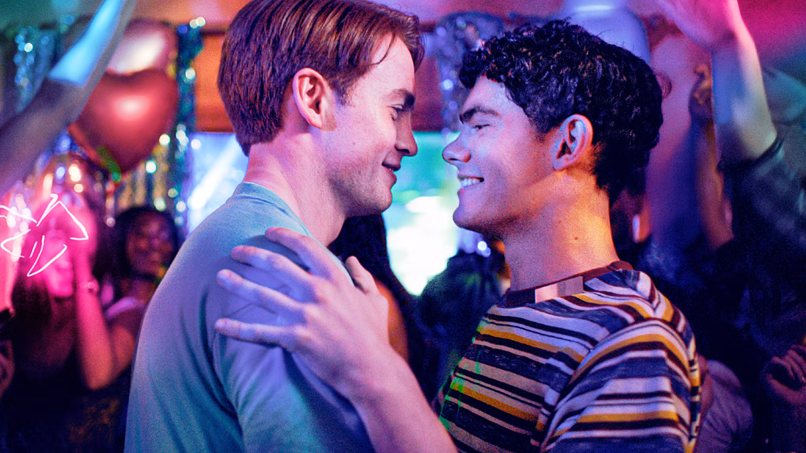 El romance de Nick y Charlie se pone a prueba en el tráiler Heartstopper Forever de Netflix