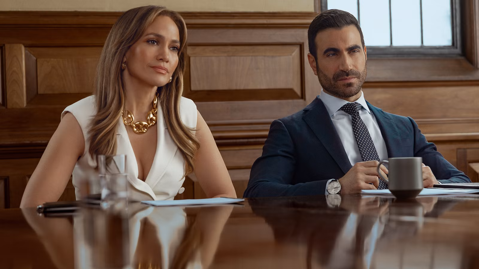 El romance de oficina de comedia romántica de Netflix con clasificación R de Jennifer Lopez y Brett Goldstein se vio sutilmente afectado por el meme más grande de 2025
