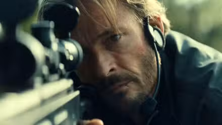 Andreas Pietschmann apunta con un rifle en Unfamiliar de Netflix