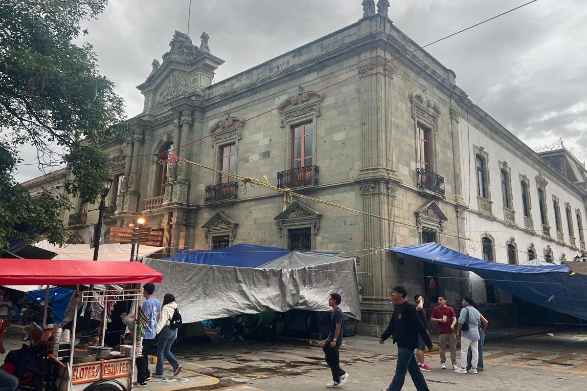En la víspera del mundial, CNTE bloquea aeropuerto, terminal de Pemex y caseta de peaje en Oaxaca