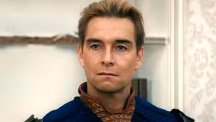 Antony Starr como Homelander no impresionado en la temporada 5 de The Boys