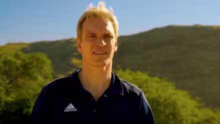 Michael Fassbender como Thomas Rongen haciendo muecas en Next Goal Wins