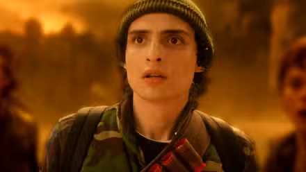 Finn Wolfhard como Mike Wheeler luciendo sorprendido en el final de Upside Down en Stranger Things