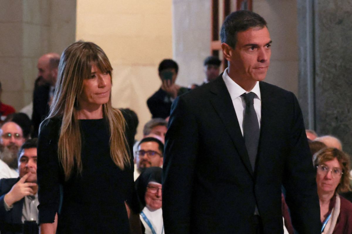 Esposa del presidente de España irá a juicio; juez le retira el pasaporte