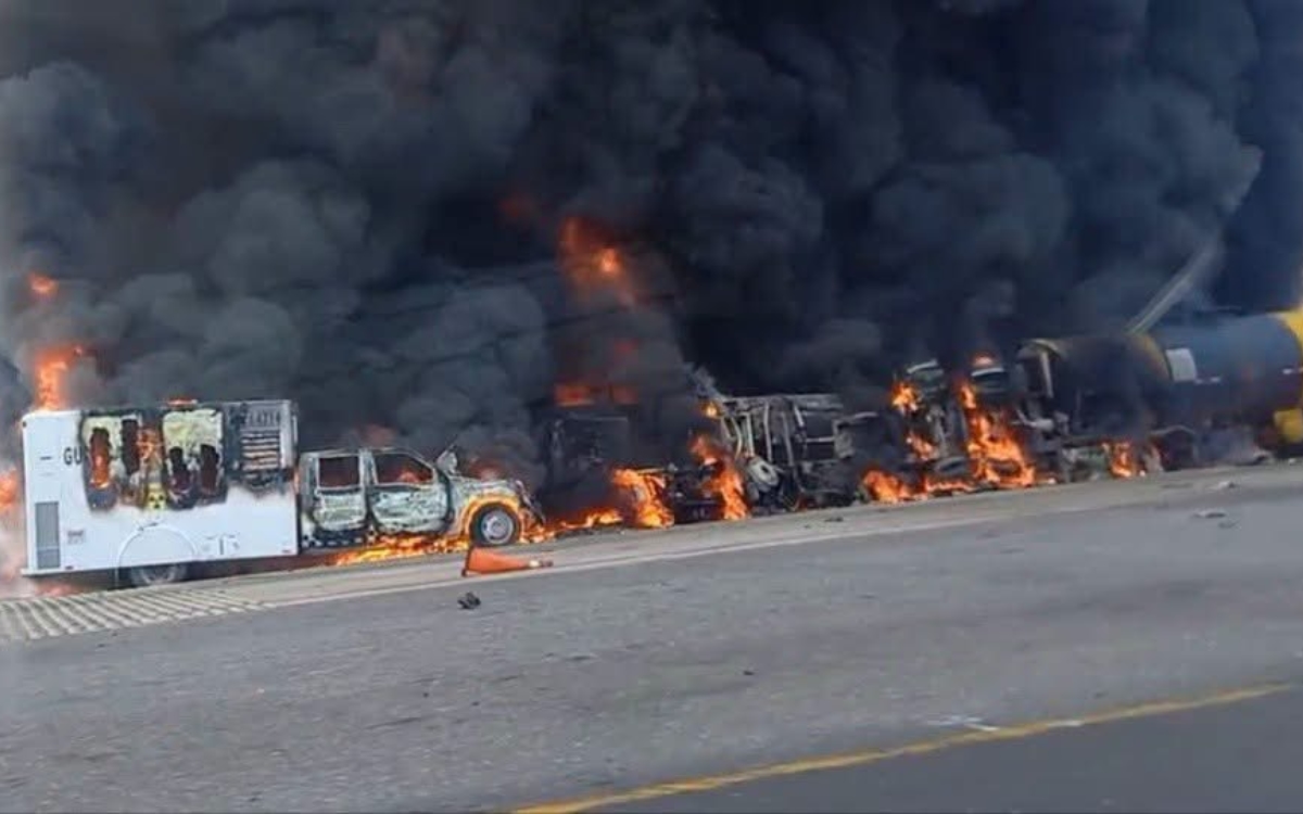 Explota pipa de combustible en la carretera la Cárdenas-Coatzacoalcos