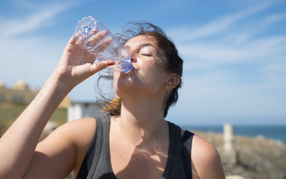 FIFA da marcha atrás y permitirá a los aficionados llevar botellas de agua a los estadios