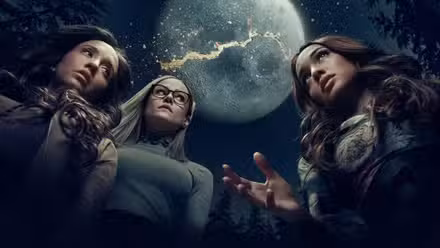 Los personajes principales de la temporada 5 de The Magicians se encuentran debajo de una luna brillante.