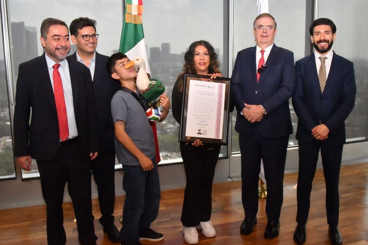 IMPI entrega registro de marca del Pato Merlín a su propietaria