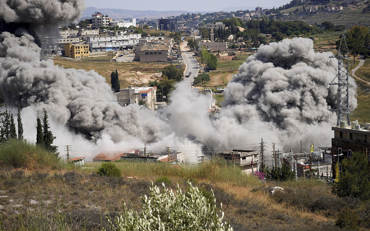 Israel bombardea un bastión de Hezbolá en Beirut mientras Irán y EE.UU. negocian un acuerdo