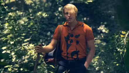 Sanji de Taz Skylar caminando por la jungla de Little Garden en la temporada 2 de One Piece