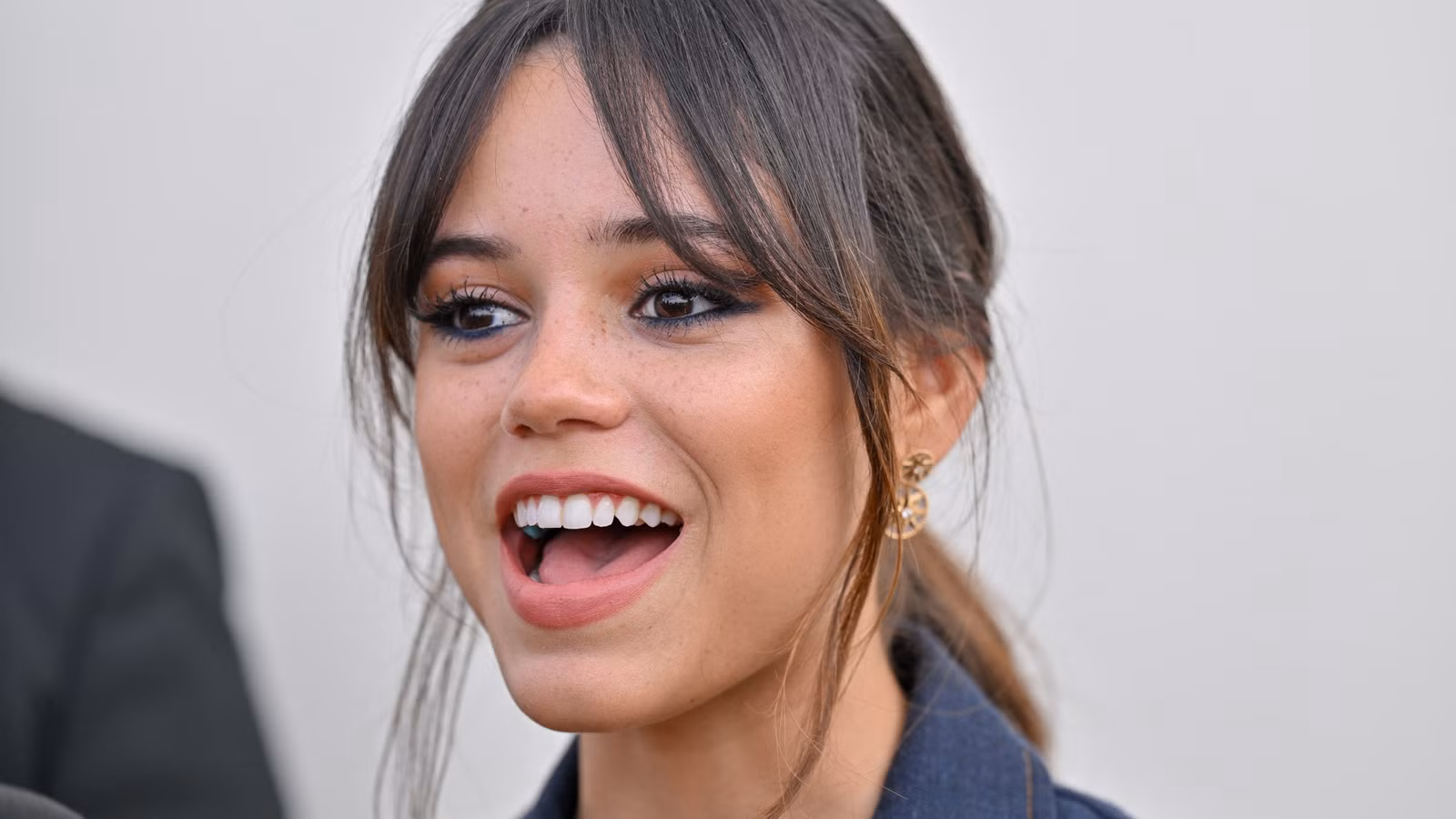 La distópica película de ciencia ficción de Jenna Ortega y Taika Waititi revela su primera imagen