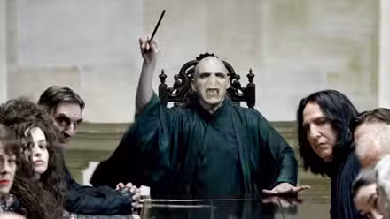 Voldemort (Ralph Fiennes) agitando su varita en la película Harry Potter Deathly Hallows 1