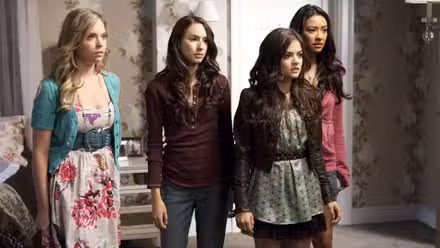 Ashley Benson como Hanna, Troian Bellisario como Spencer, Lucy Hale como Aria y Shay Mitchell como Emily luciendo preocupadas en Lindas y pequeñas mentirosas.