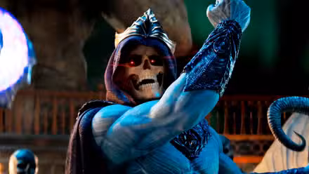 Skeletor haciendo puños en sus brazos en Masters of the Universe