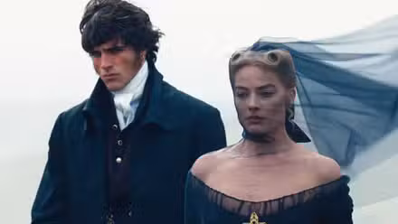 Margot Robbie y Jacob Elordi en Cumbres borrascosas.