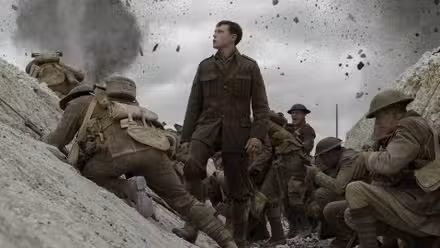 George MacKay como Will Schofield en la línea de fuego en 1917.