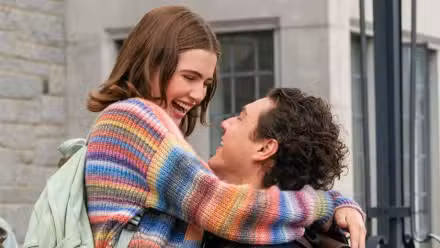 Hannah y Garrett se sonríen afuera de la universidad en Off-Campus