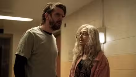 Dan Stevens y Judith Light en El diablo del terror en plata
