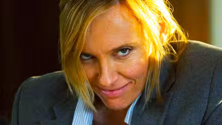 Tara (Toni Collette) sonriendo endiabladamente en Estados Unidos de Tara.