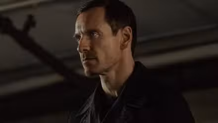 Michael Fassbender como marciano en La Agencia
