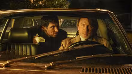 Josh O'Connor habla furtivamente con Daniel Craig en Wake Up Dead Man
