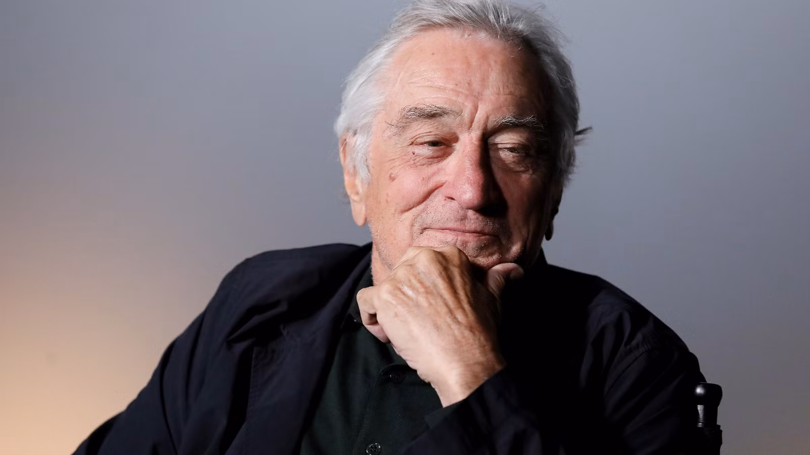 La serie policial de 10 capítulos de Apple TV basada en el clásico de Robert De Niro es un éxito de transmisión instantánea