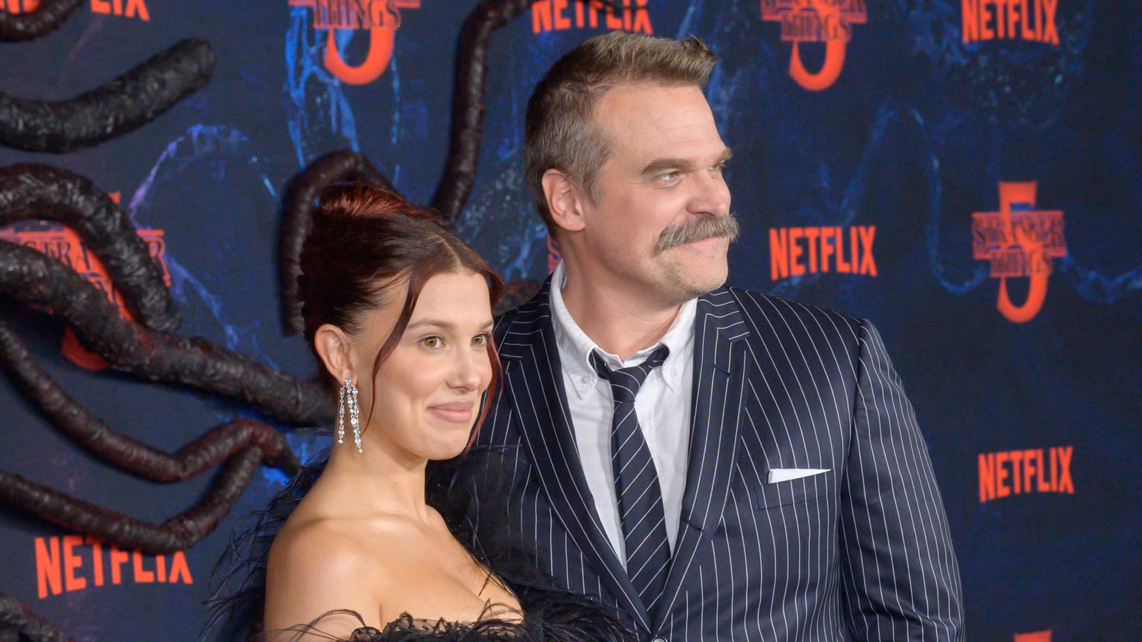 Millie Bobby Brown y David Harbour protagonizan oficialmente la nueva serie de suspenso y espías de Netflix