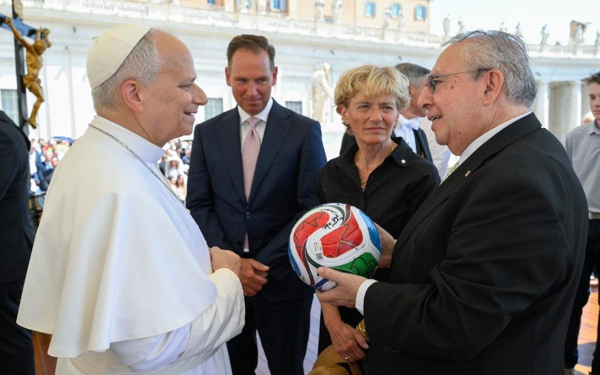 Mundial 2026: Obsequian a León XIV balón con el que se juega la Copa del Mundo | Video