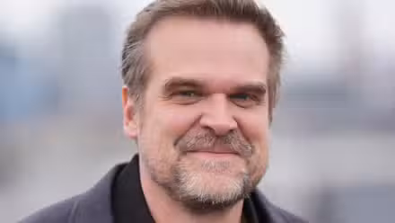 David Harbour en una experiencia emergente de HBO en Londres