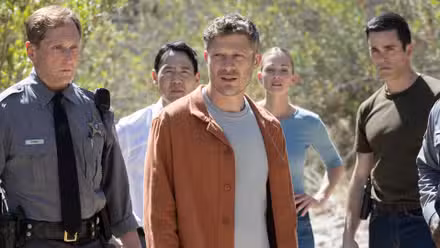 Voit rodeado de agentes del FBI en la temporada 19 de Criminal Minds.