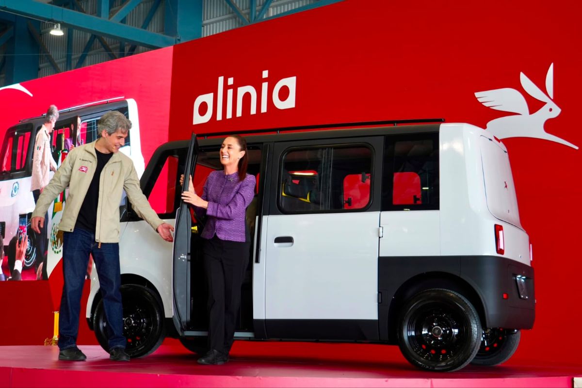 Sheinbaum presenta prototipo de Olinia, el primer vehículo eléctrico mexicano