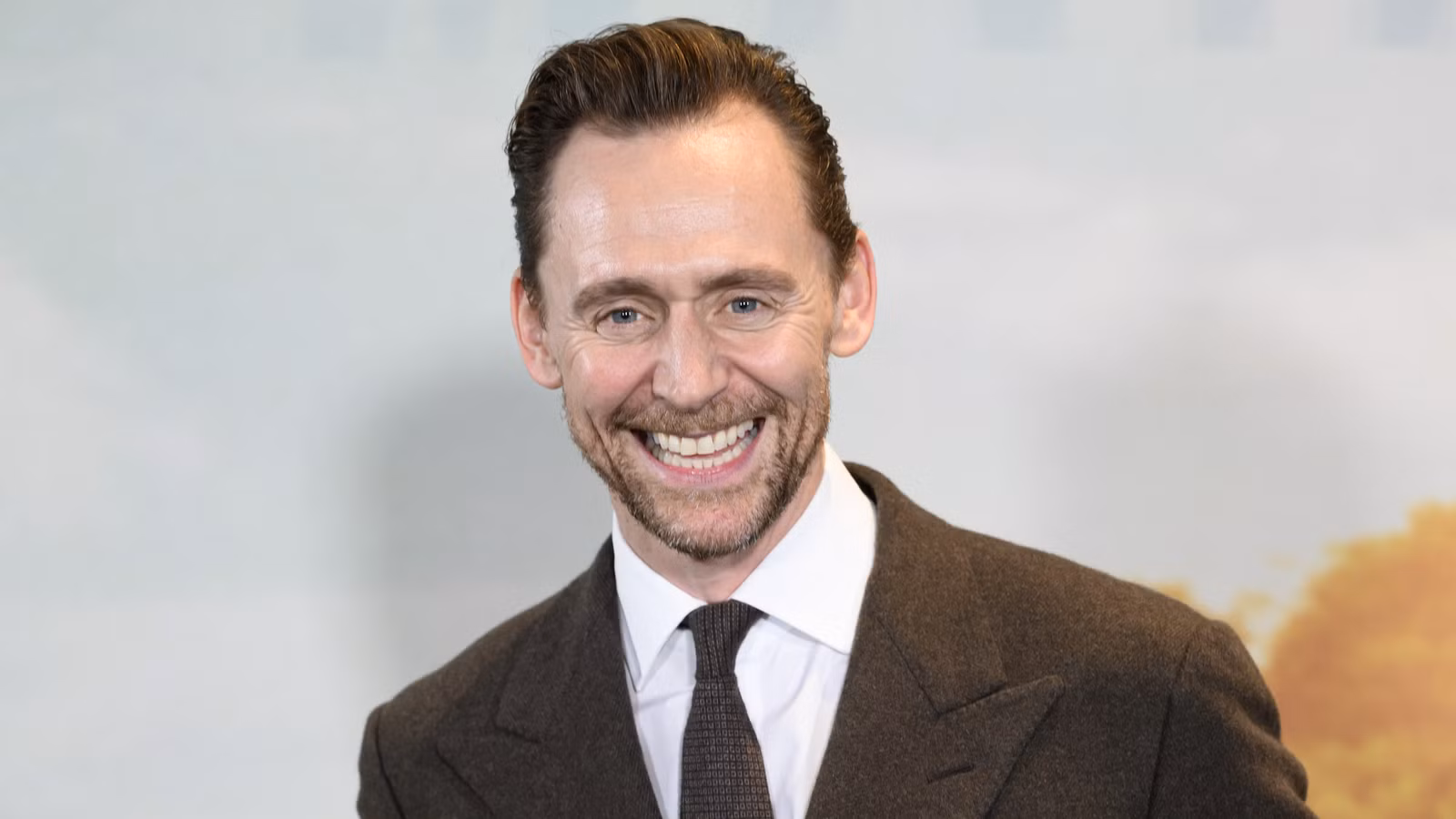 Tom Hiddleston establece una investigación sobre viajes en el tiempo de la erupción volcánica más trágica de la historia en el primer tráiler de Disney+ Pompeya fuera del tiempo