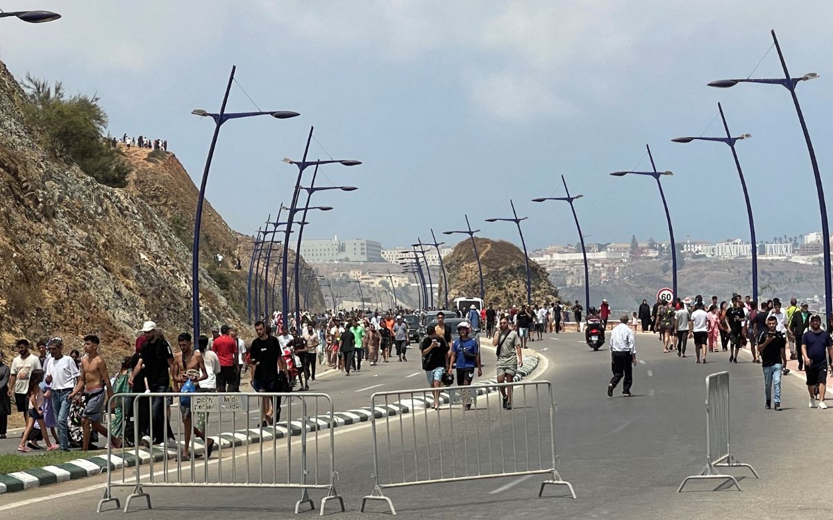 'Emergencia humanitaria' en el enclave español de Ceuta tras la entrada masiva de migrantes desde Marruecos