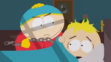 Cartman se cierne sobre Butters asustado en South Park