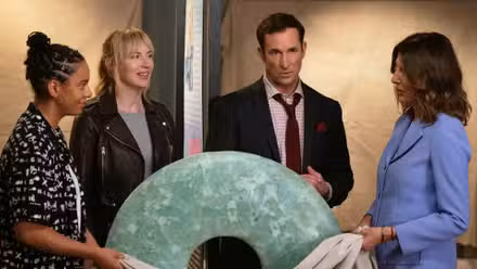 Breanna, Parker, Harry y Sophie cubriendo una escultura en Leverage: Redemption