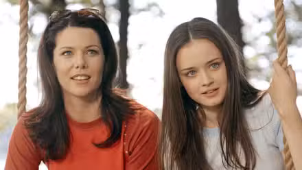 Lorelai y Rory en un columpio en Gilmore Girls