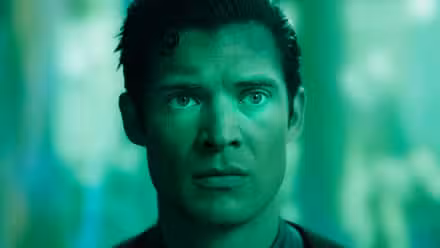 David Corenswet Superman parece aturdido bajo luz verde