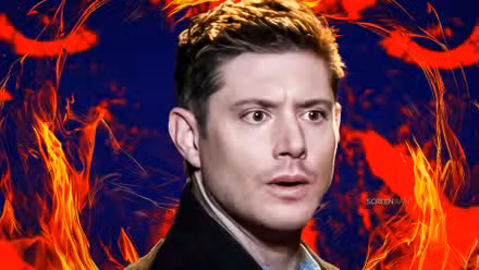 Jensen Ackles como Dean Winchester frente a un fondo ardiente en Supernatural.